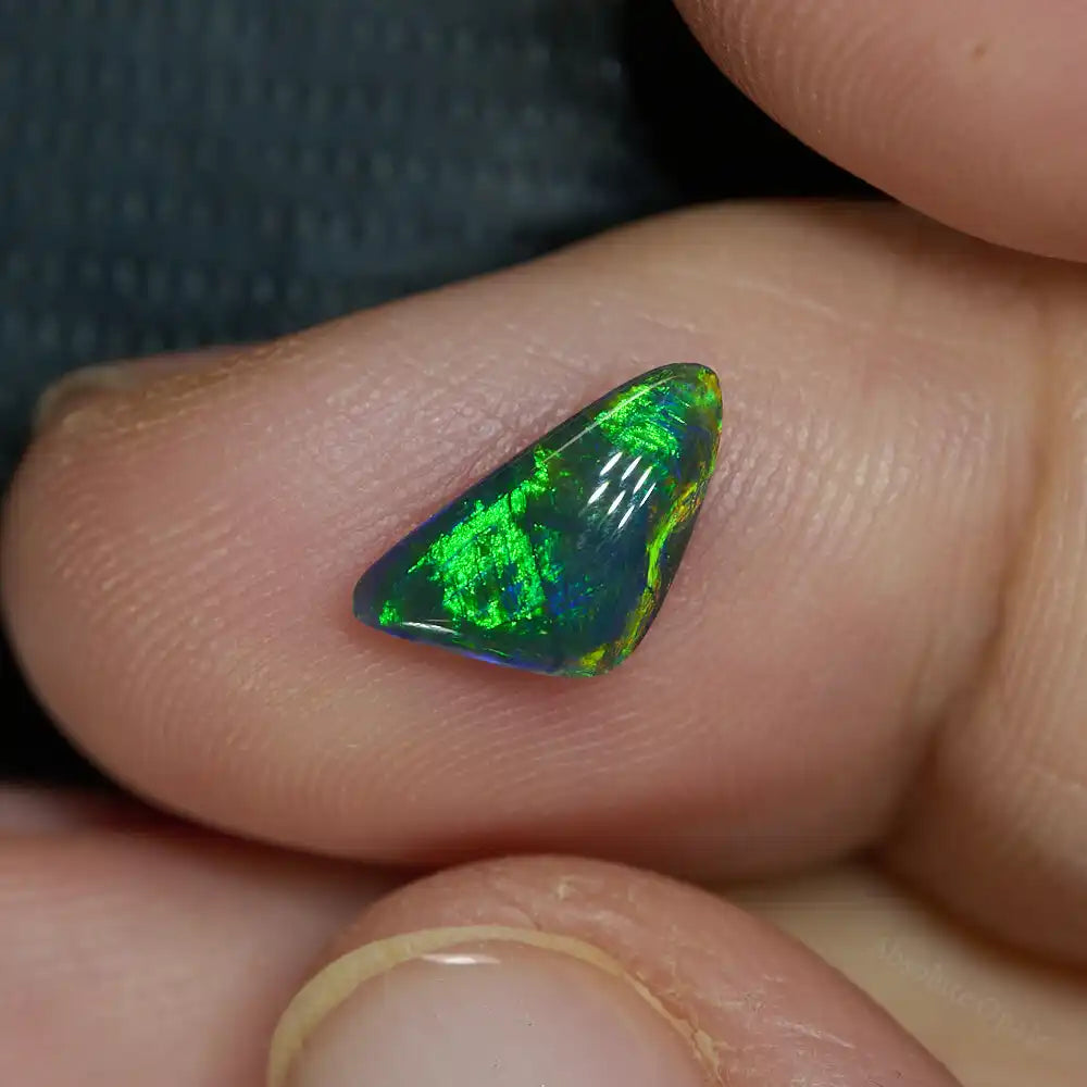 0.70 cts Black Opal Lightning Ridge Solid Stone Black Opal