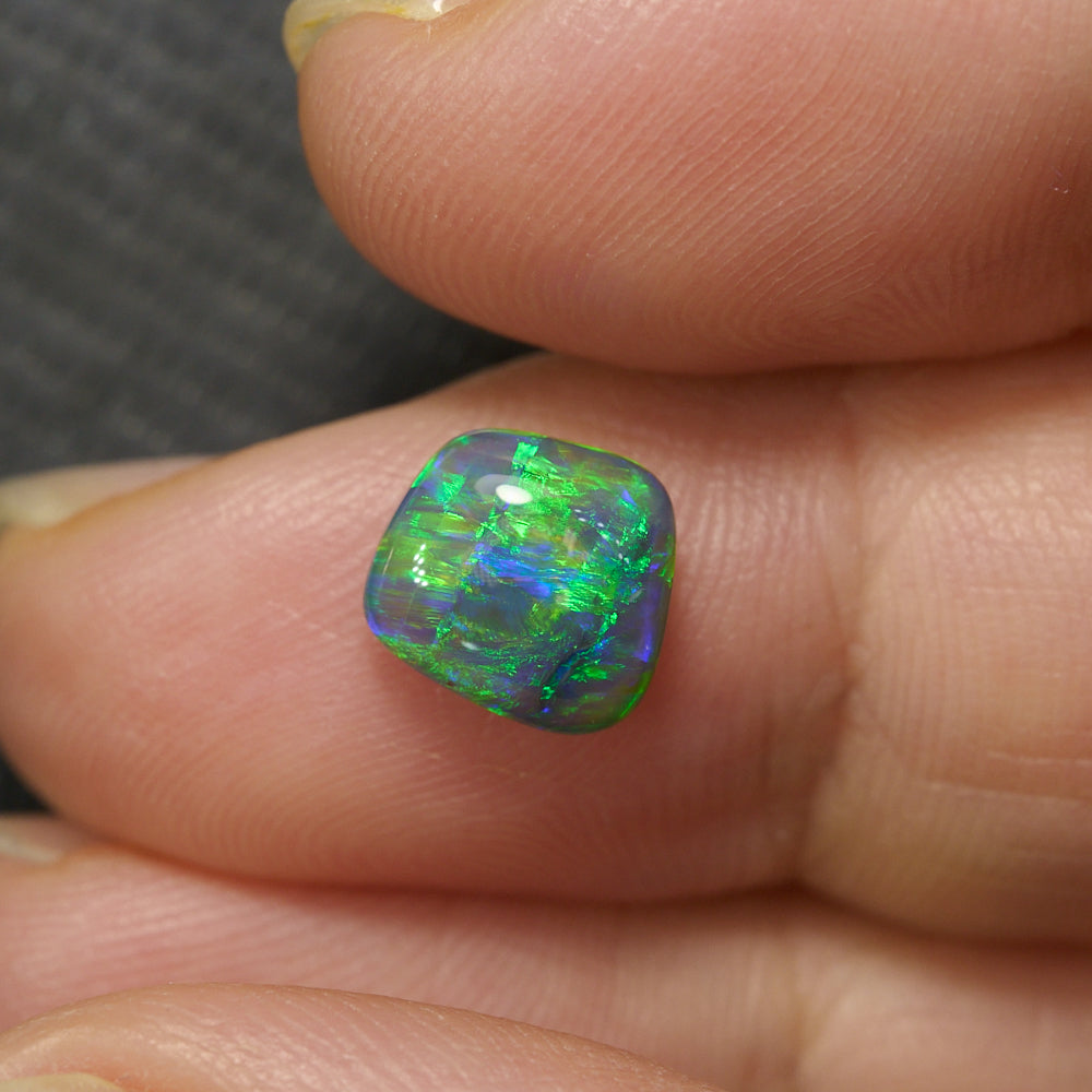 1.75 cts Black Opal Lightning Ridge Solid Stone