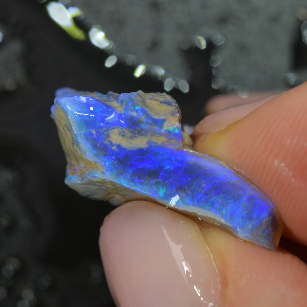 16.0 cts Rough Black Opal Lightning Ridge Carving
