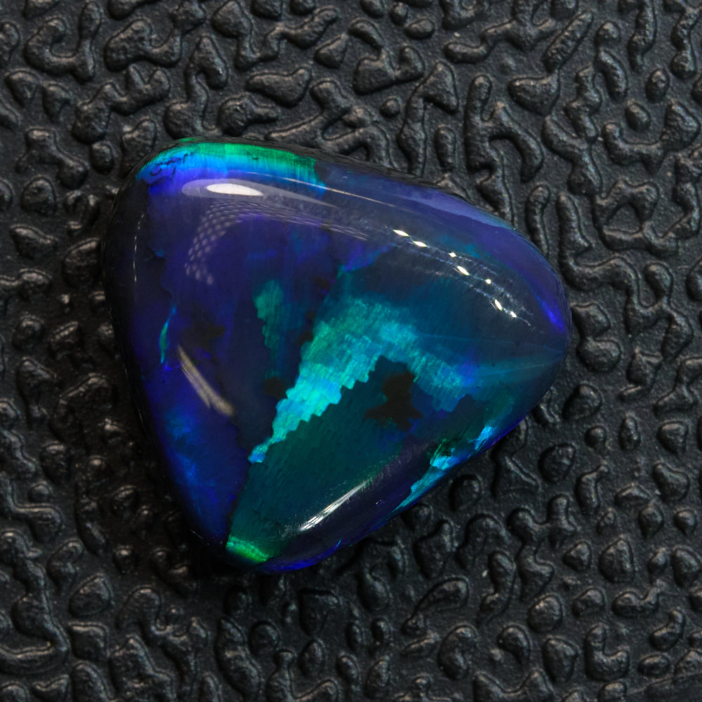 2.24 cts Black Opal Lightning Ridge Solid Stone