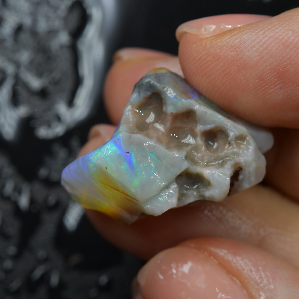 32.9 cts Rough Opal Lightning Ridge Carving