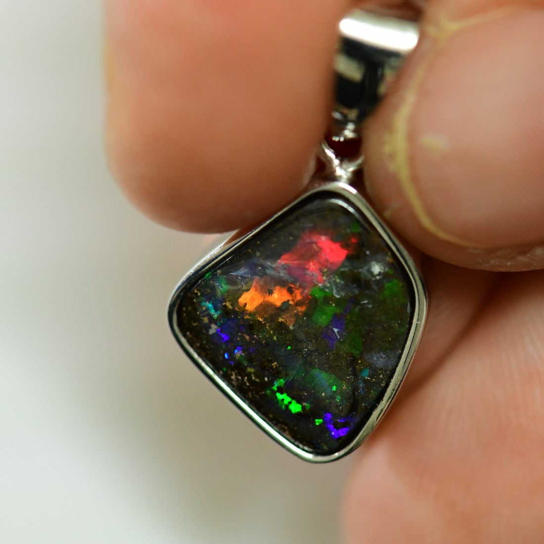 2.59 g Australian Boulder Opal with Silver Pendant : L 24.9 mm