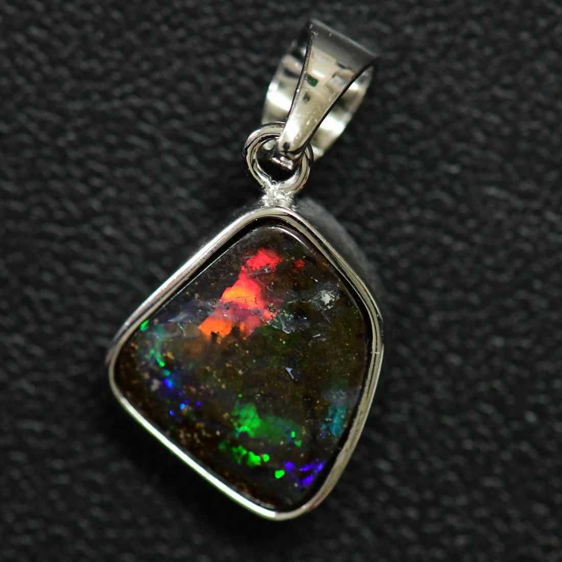 2.59 g Australian Boulder Opal with Silver Pendant : L 24.9 mm