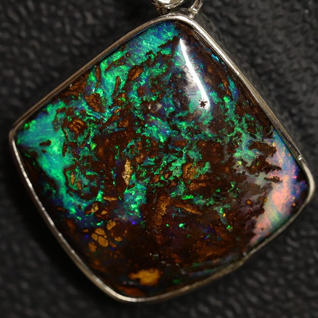 5.25 g Australian Boulder Opal with Silver Pendant : L 32.3 mm